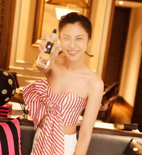 a升c平胸性感火辣的女人味都是穿出来的