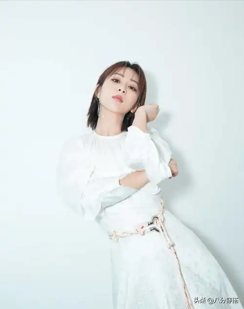 杨紫越来越有女人味了一袭白色连衣裙简洁大气,清爽时髦又减龄
