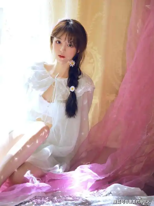 什么样的美女能表现纯欲风呢颜值高妆容精致,穿搭时尚吸引人