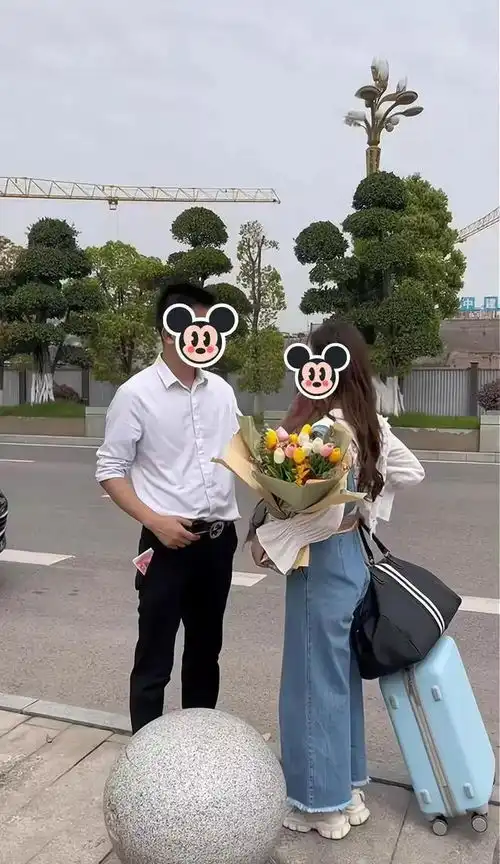 女子不远千里见网友,男子摘下对方的口罩后让她离开你太小了