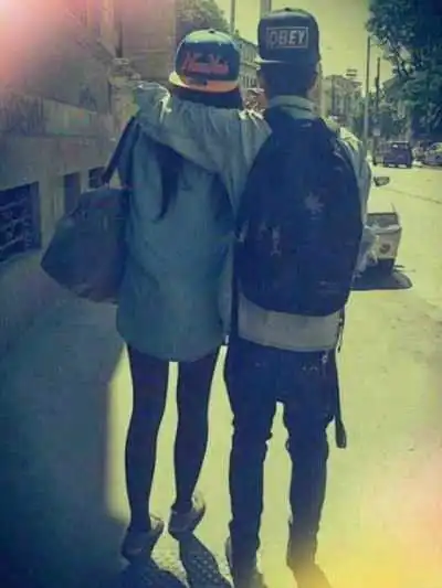 背书包的情侣背影头像,两个人在一张上的