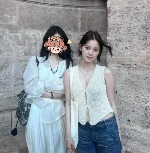 欧阳娜娜西班牙度假被偶遇,针织马甲又纯又欲,真撩人