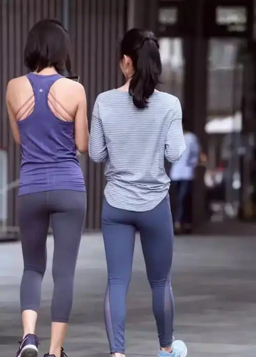 街拍美女穿着紧身裤,性感身材尽情展现