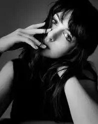 安妮海瑟薇性感爆乳写真姿势大胆撩人