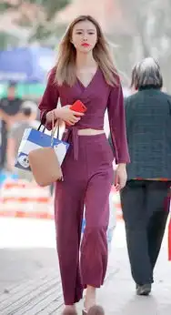 街拍一米九一的大美女,高挑的背影十分的性感,尽显女神的气质