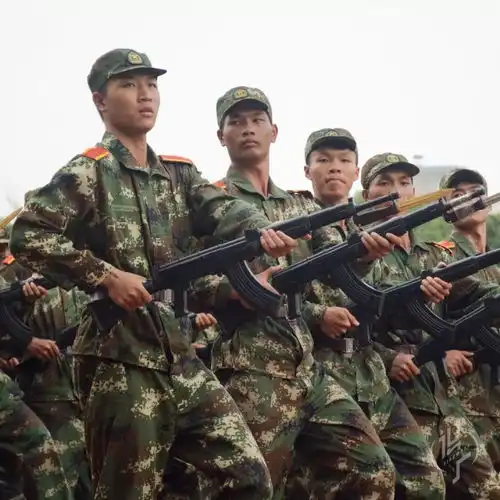 最后一批90后与第一批00后已经结束军训了