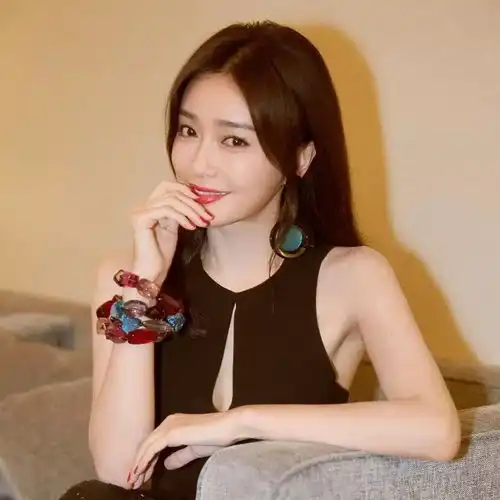 37岁秦岚和51岁周慧敏同框似少女,至少说明了这点