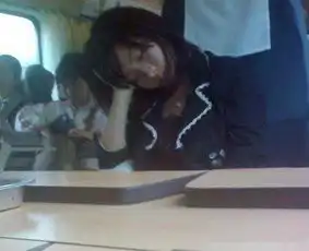 女生公共场合奇葩睡姿大比拼,这十张图必有一款属于曾经的你