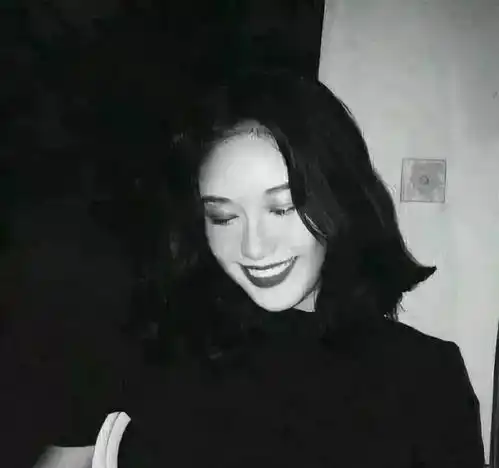 不是喜欢笑,是生活需要
