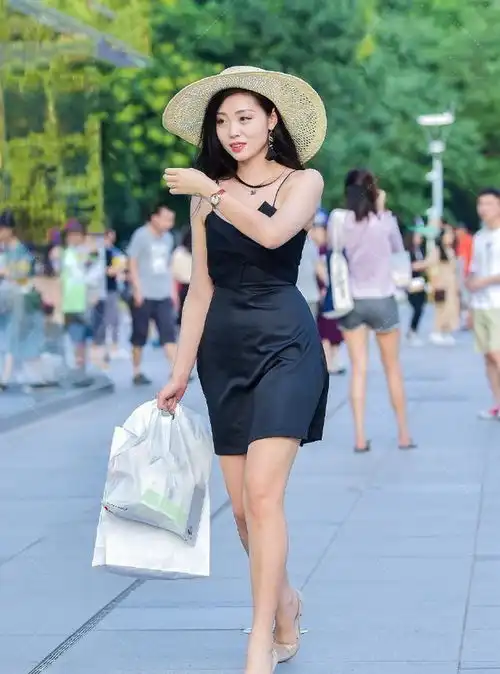 连衣裙的穿搭也可以先锋有个性,时尚大方又经典百搭,效果满满