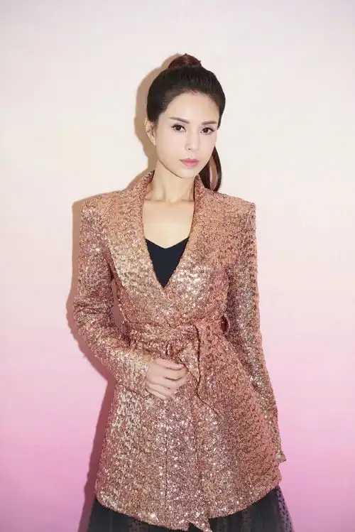 李若彤大女人气质绝了黑裙衬雪肤美到发光,换了发型好温柔