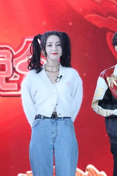 浓颜系美女也太出挑了,迪丽热巴手拿蓝天凹造型,糊图也没瑕疵