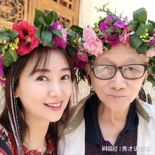 翁虹一家颜值爆表,晒照为95岁父亲庆生,翁爸曾感染新冠但已康复