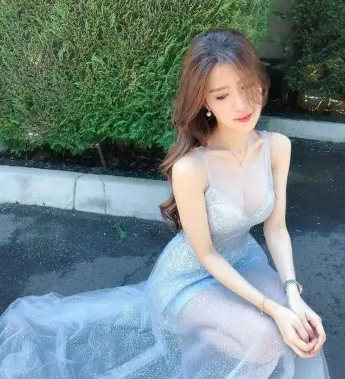 优雅美女游亚龙湾,一身纱纱裙路边性感写真,凸显女神气质