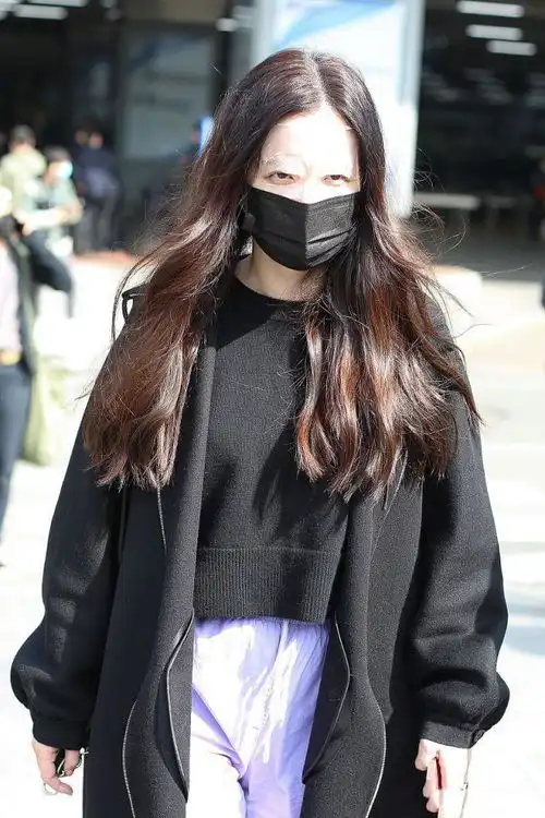 张萌为了美真够拼大白天敷面膜走机场,长卷发配黑大衣太飒了