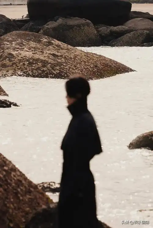 辛芷蕾穿黑色风衣忧郁松弛氛围感满满