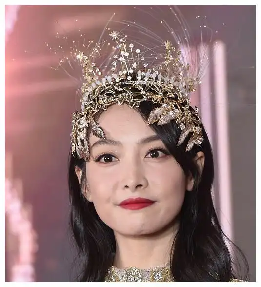 金鹰女神宋茜礼服花费120万引起网友吐槽,历届以来最丑战袍