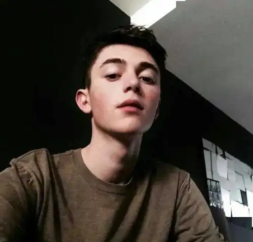 头像丨没有好好告别的人是不会再相遇的