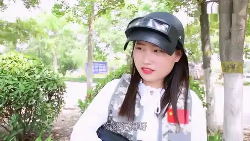 绝地求生真人版美女想给98k装八倍镜,没想却被队友骗弹药