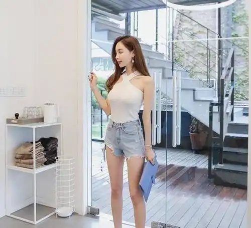 清新特别的牛仔裤美女,好看有气质,显现出迷人的姿态