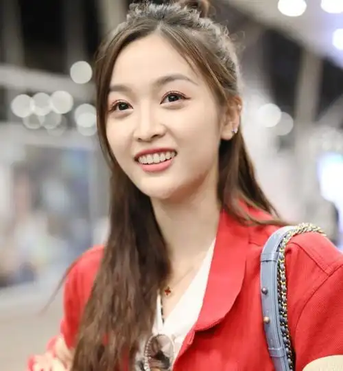 火箭少女吴宣仪一身粉嫩装扮,心情极好,尽显大长腿