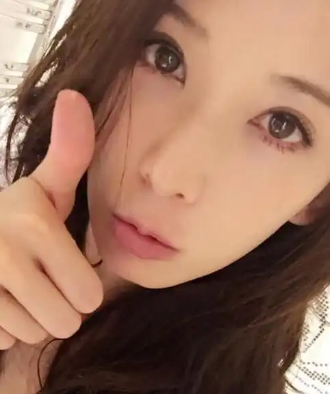 林志玲自拍送新年祝福大眼睛电力十足