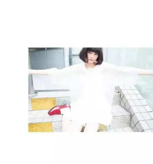 这个日本当红混血模特,教你怎么拍照拍出少女鬼马风