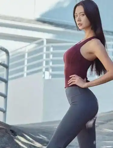 身材完美的打底裤美女,双腿修长,散发出浓郁的时尚气息