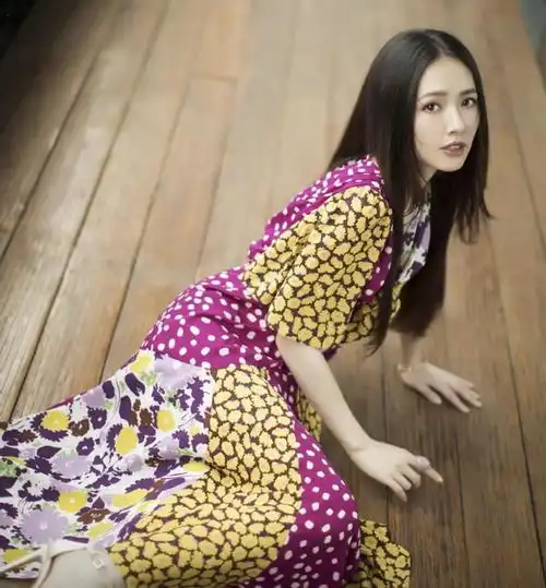 郭碧婷夫妇演绎美女与野兽,她穿花裙真仙,向佐留胡茬显邋遢