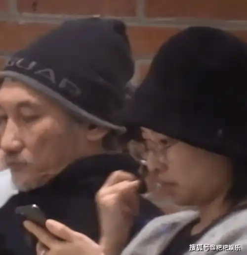 70岁徐克与小30岁女友罕见同框,女方戴婚戒开心灿笑一脸幸福
