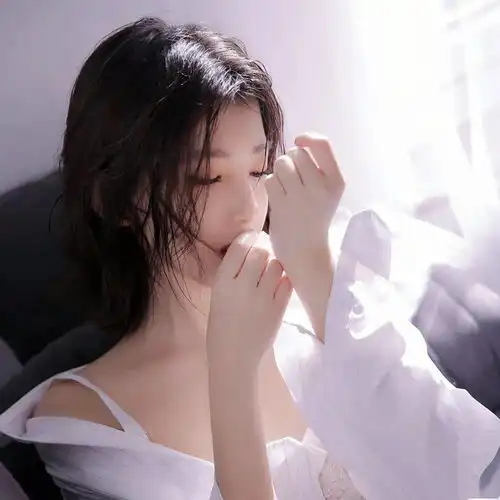 女生头像以前觉得小狗很容易开心