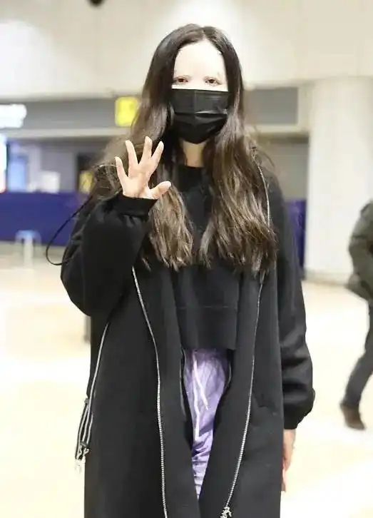 张萌真不是一般爱美,口罩里还要敷面膜保湿,一头海藻发羡慕了