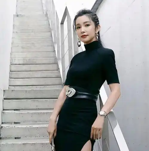 李冰冰化身女特工,一袭黑色紧身裙秀凹凸,辫发造型太酷飒