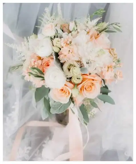 女星婚礼上扔手捧花的最美时刻,被王凯董子健戳中笑点