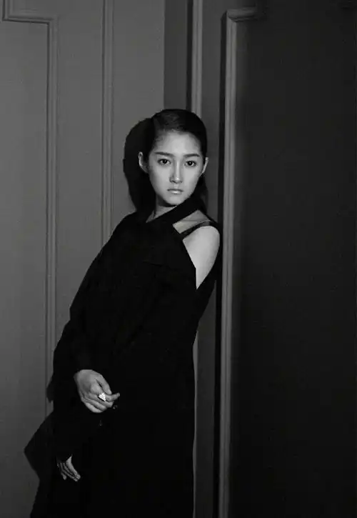 国民闺女关晓彤无视外界的指手画脚,以不彤姿态带来态度