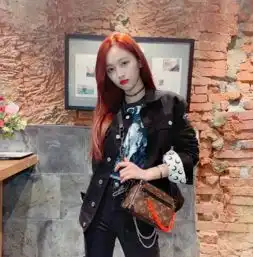 甜美惹人爱的吴宣仪晒自拍尽显少女气质