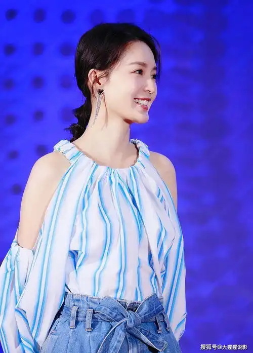 李沁简约淑女风,竖纹lou肩上衣配牛仔直筒裤,小清新即时感