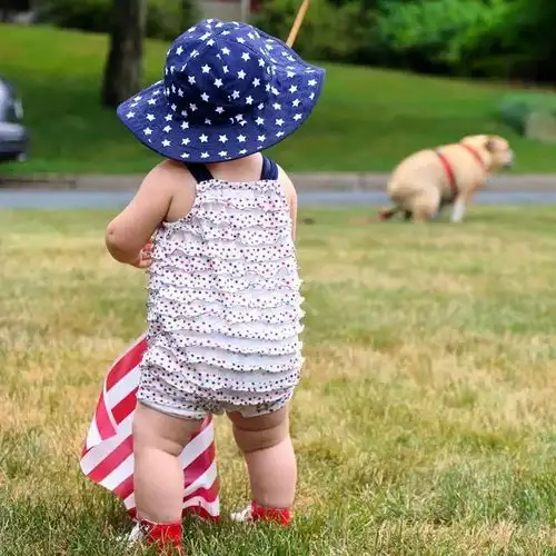 华懋宠物医院这小女孩是斗牛犬看着长大的,如今她5岁它7岁感恩节感恩有你