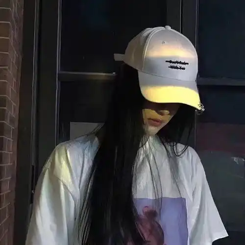 头像女霸气戴帽子口罩防