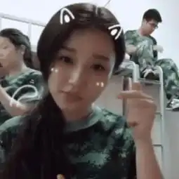 抖音女学生宿舍拍视频火了,看到上铺出的兄弟,网友亮瞎我的眼睛