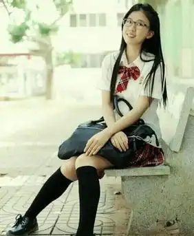 网友晒心中最美校服女生