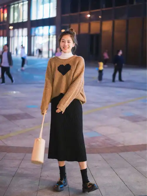 今年流行穿半裙,有了这6款,分分钟做摩登女孩,时尚感拉满黑色女性上衣