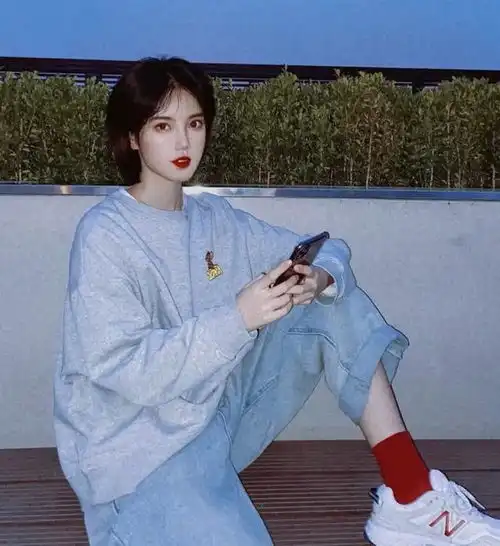 少女感已经过时了,现在流行少年感,简单穿搭彰显时尚魅力