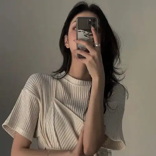 女生白色简约头像开叉