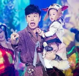 同框无望贾乃亮现身甜馨期末汇演,李小璐却约会闺蜜
