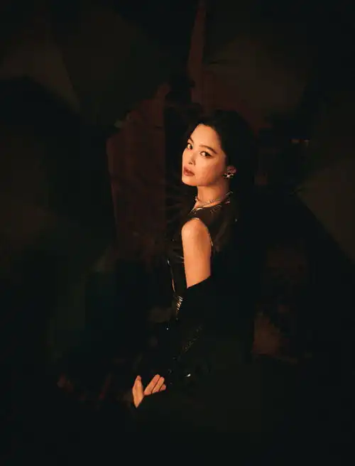 辛芷蕾穿黑色风衣气质清冷忧郁松弛氛围感满满