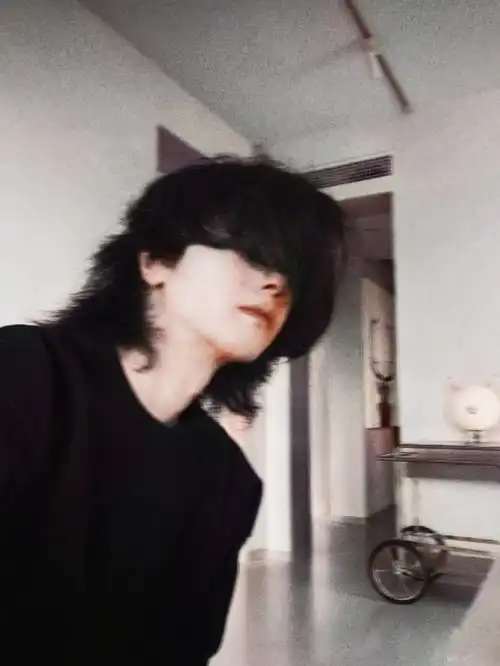 今天,华晨宇发了自拍,帅气狼尾惊艳所有人