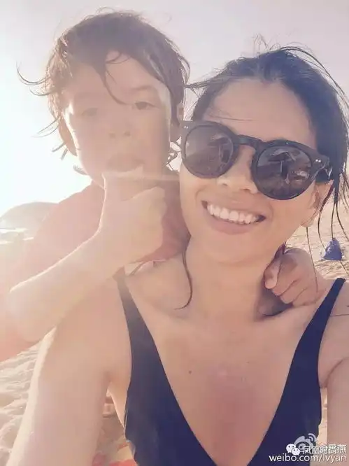 这个秀恩爱但不虐狗的日子女明星启动花式晒娃模式