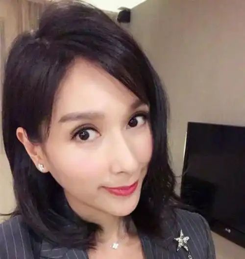 她是风云的孔慈,最上镜的亚洲小姐,曾因丑闻被人当众扇耳光