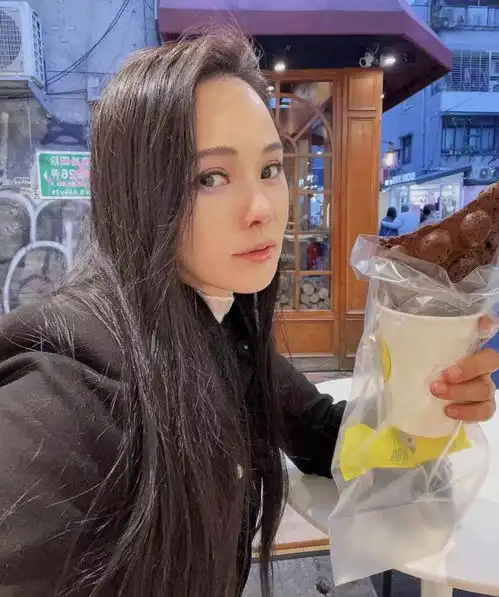 伊能静带女儿回台北探亲,7岁米粒超时尚,母女合影像极姐妹花